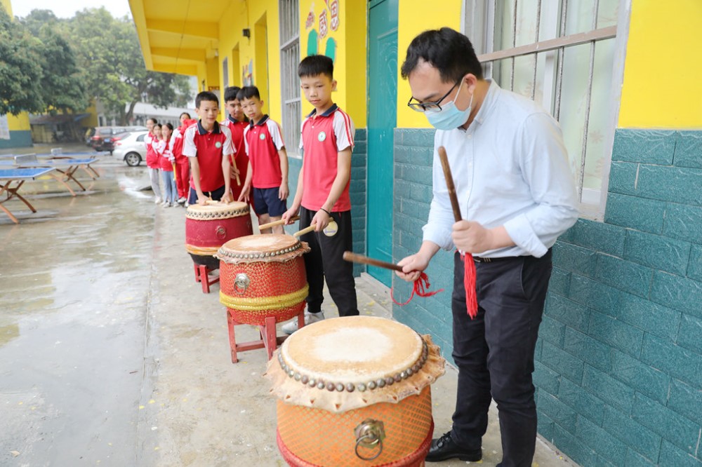 我校教师赴大化县六也乡中心小学开展民族文化进校园活动交流
