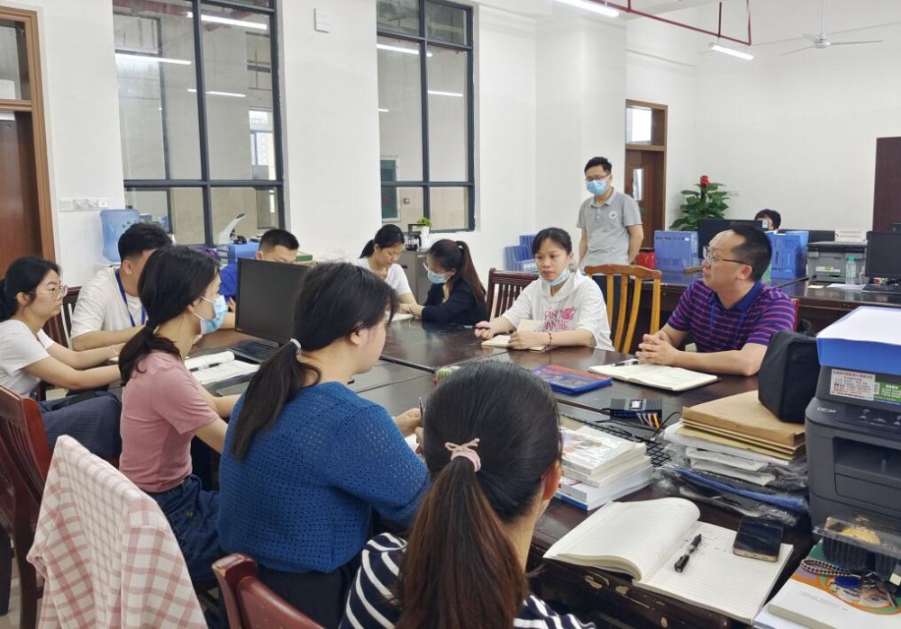 建筑工程学院开展辅导员班主任谈心谈话活动