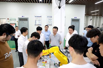 自治区人力资源社会保障厅副厅长韦杰一行到我校调研